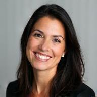 Professional headshot of Clara Almeida, Producer and Project Manager at Estúdio Horizonte Sonoro.
